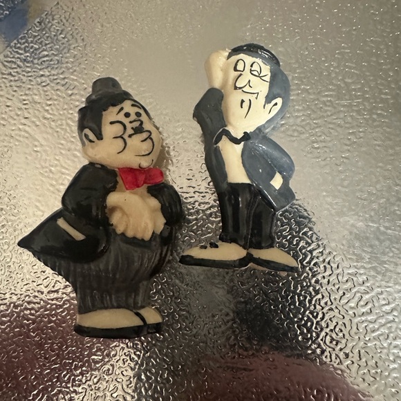 Vintage Retro 80s Laurel & Hardy Comedy Comedians NOS Pin Set - Picture 6 of 6